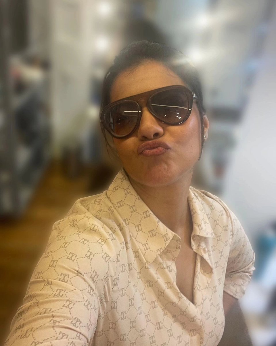 itsKajolD's tweet image. Every action has a reaction and here I give u both 😜

#golmaal #selflove #pout #newtonian