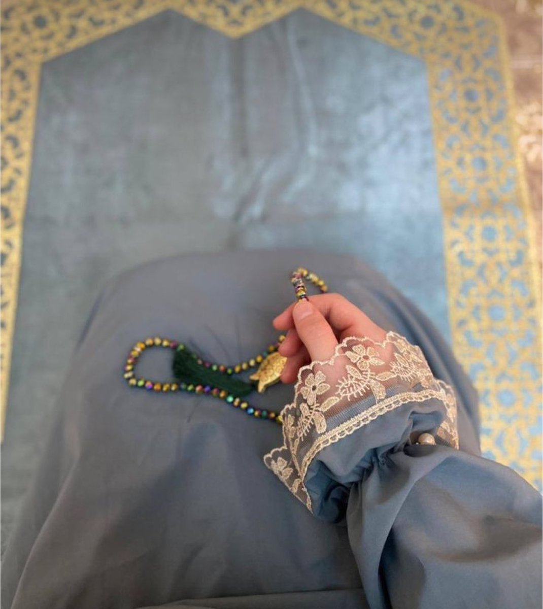 "ربي أعوذ بك من شتات الأمر ومسّ الضُّر و ضيق الصدر ، ربي إن كان هناك ذنب يحول بيني وبين تيسير أموري اغفره لي اللهم وأسعدنا سعادة لا نشقى بعدها أبدًا، ربي اني استودعتك أدعيه فاض بها قلبي فأستجبها لي يا كريم"