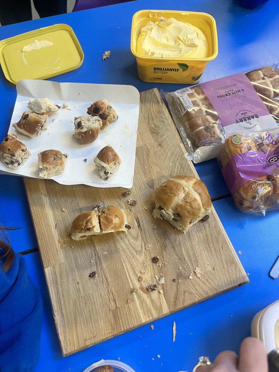 ASCAuckley's tweet photo. The children enjoyed some of Mrs Cerenko’s home made rice puddding and some hot cross buns tonight at ASC.Messy Mondays are the best. https://t.co/Jy2uFMK3zo