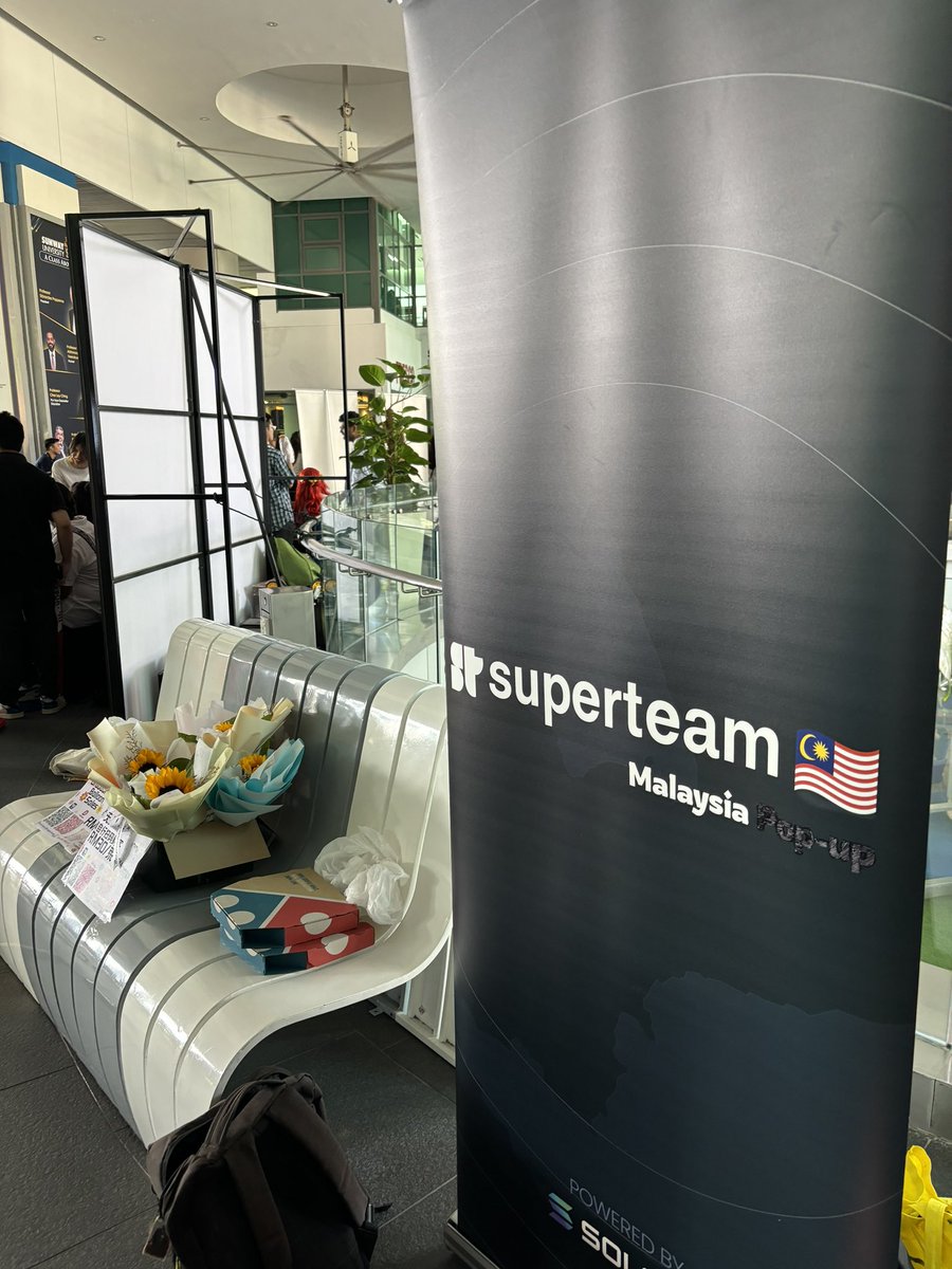 LeanOnRay's tweet image. Loving the energy of young people on campus for career / club and societies week!