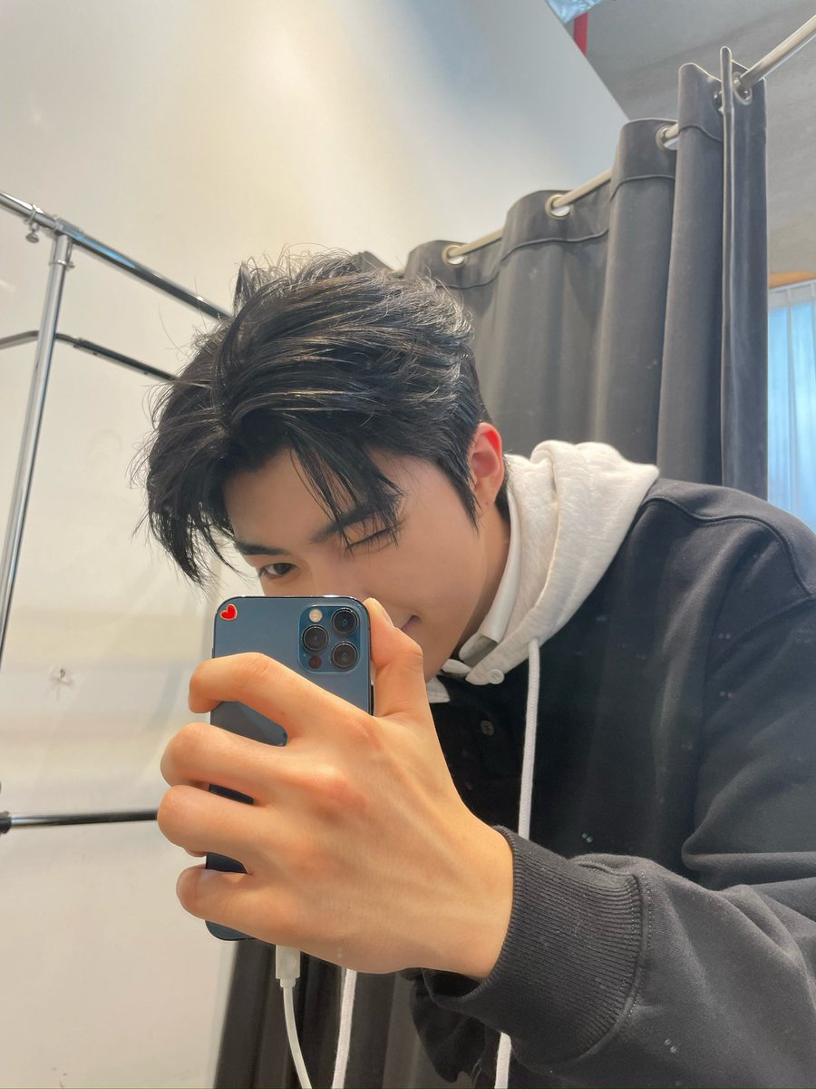 geunwuk's tweet image. big hands with his small iphone part 63857