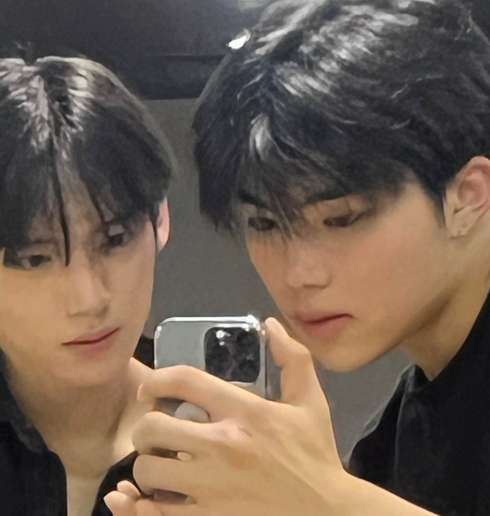 geunwuk's tweet image. big hands with his small iphone part 63857