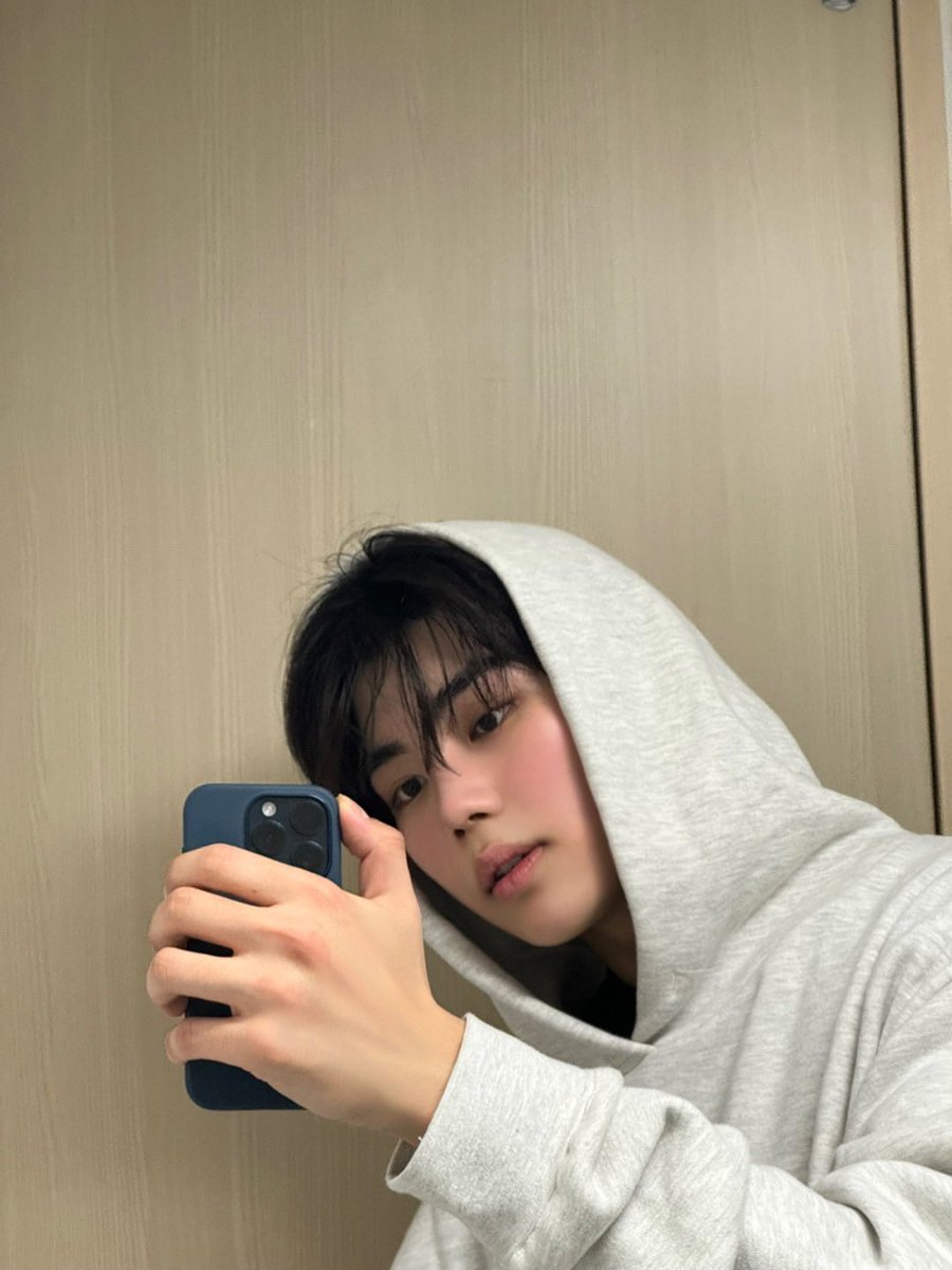 geunwuk's tweet image. big hands with his small iphone part 63857