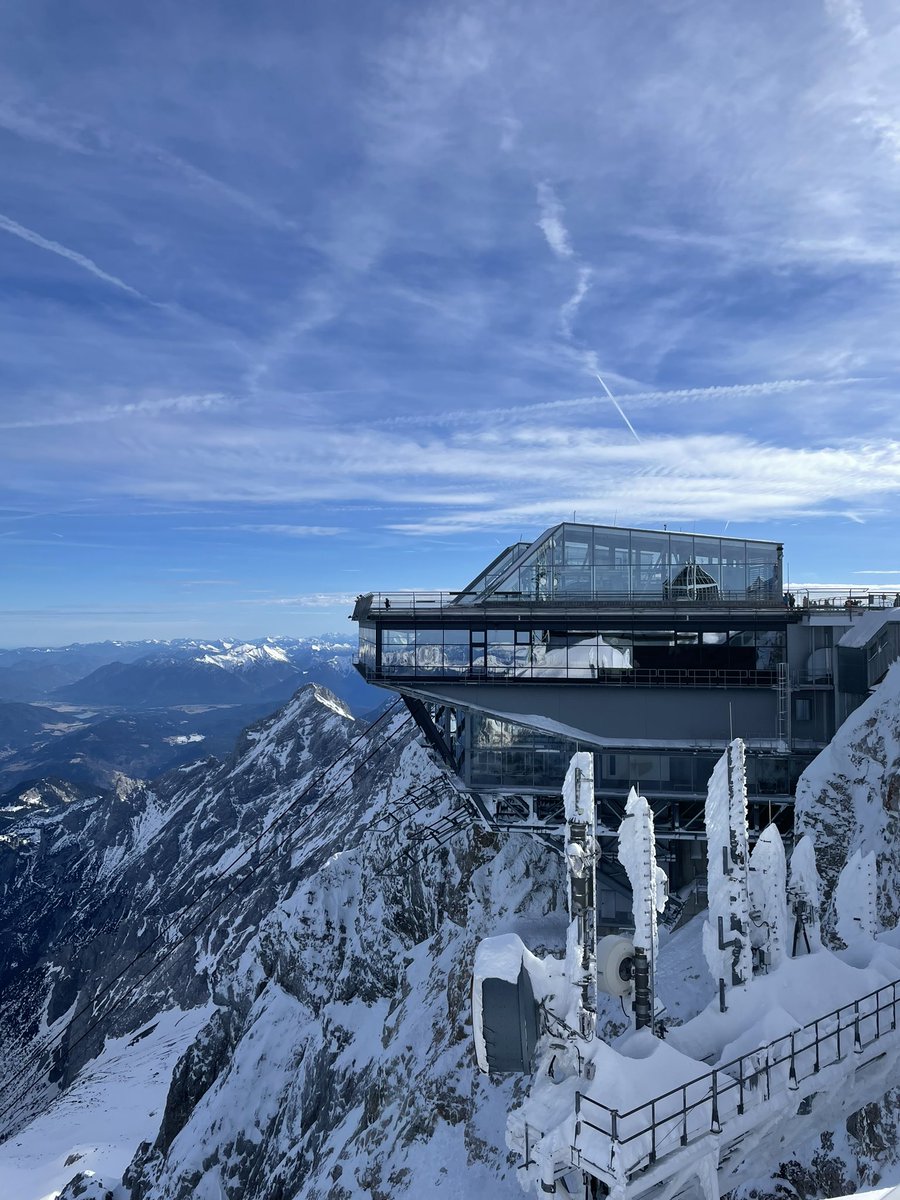 Lucias2106's tweet photo. Nač zůstávát pod kopcem? Lanovka je trošku adrenalin, na vláček jsem nesebrala odvahu vůbec. Uzavřené prostory a pod zemí mi nedělají dobře, ne ne. Ale vyběhla bych si tam nahoru jednou moc ráda! #zugspitze #zugspitzebahn #lanovkou #Germany #topofgermany #Zugspitzearena #nofilter https://t.co/Xzuxai00to