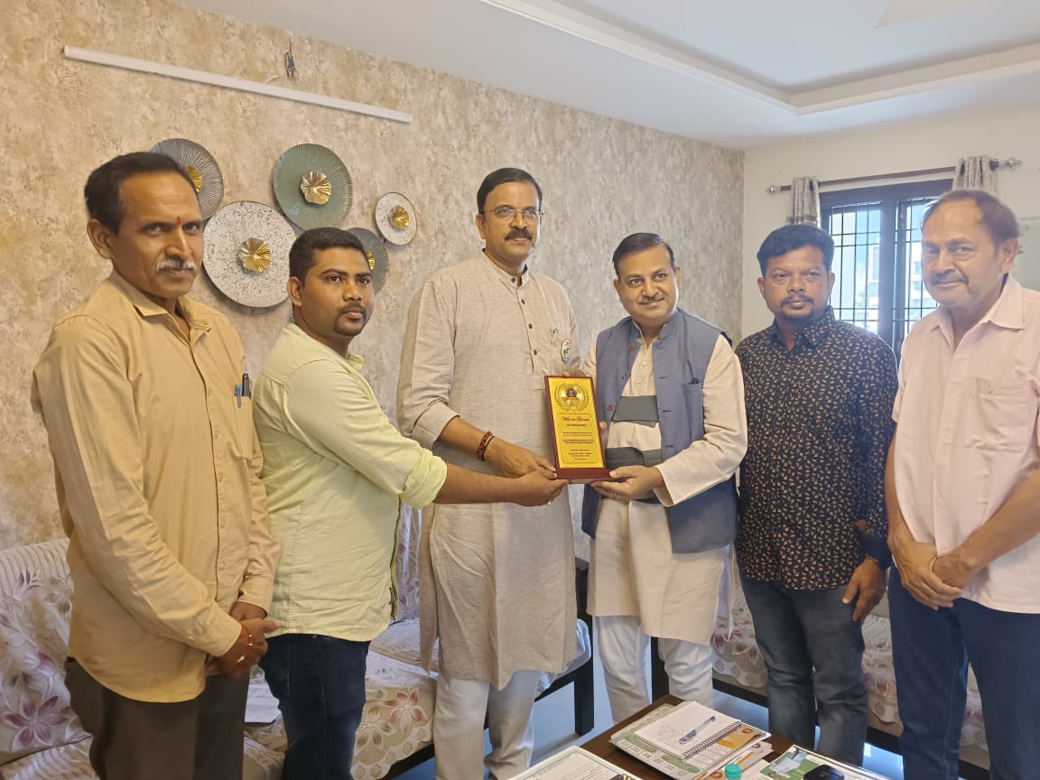 VVL_Official's tweet image. Met Dr. Vikas Pandey , National President, Consumer Rights Council and his team members at Visakhapatnam and Discussed  various issues pertaining to consumers and the awareness programs being organised by the Council. March 15th is the World Consumer Rights Day. The council is…