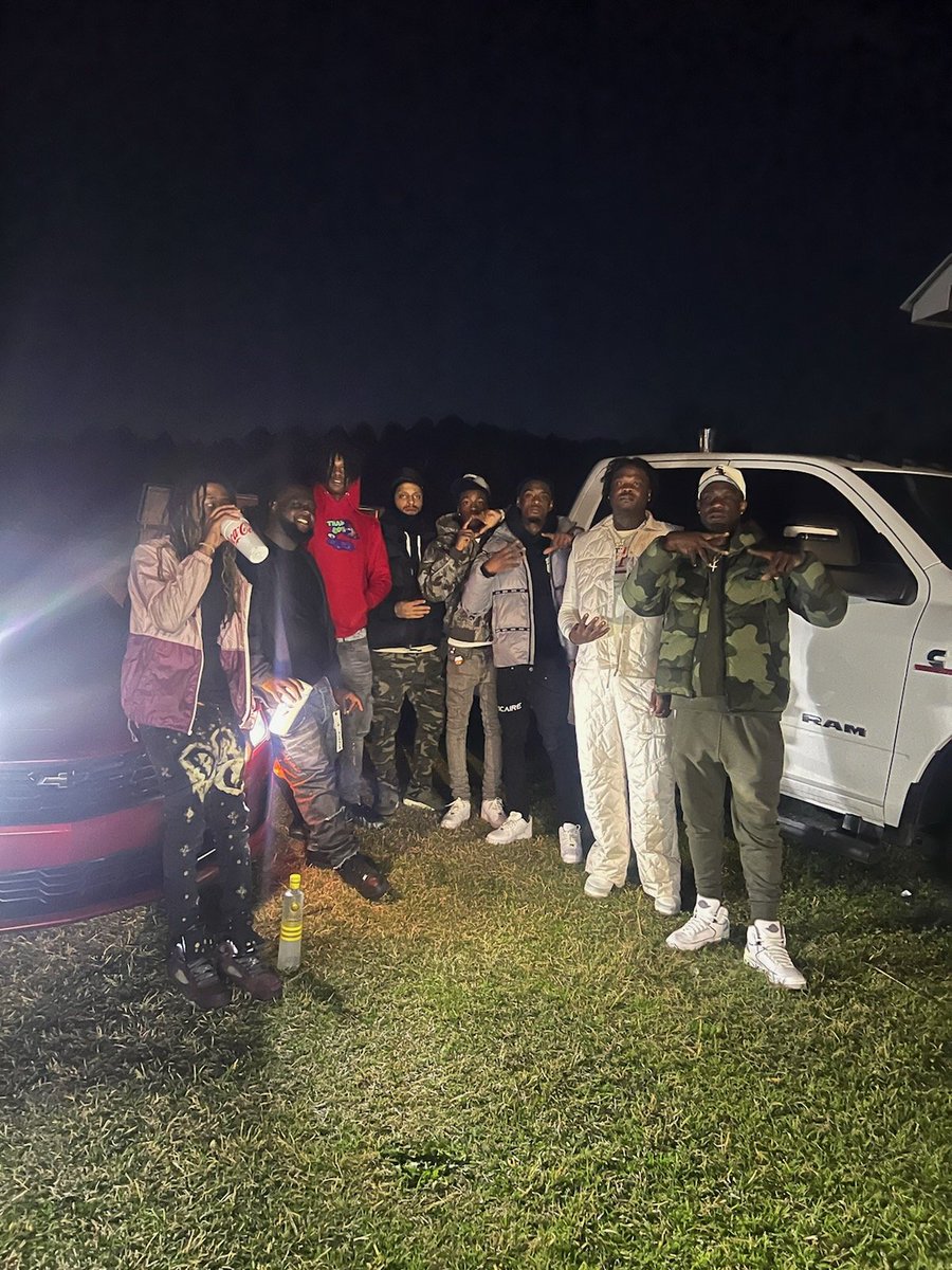 HIGHENDMOODY's tweet photo. We bought the real 4L gang to the kuntree!!! This shit just the beginning!! 🔌 in real life!!#BigSteppers #TRex🦖 https://t.co/FTw1UkabfI