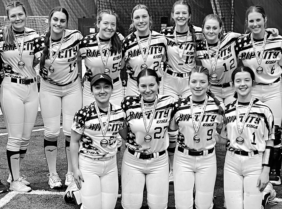 18uCovino's tweet photo. This amazing group of athletes put there winter training to good use by winning it all in Queensbury this past weekend and they made some time for the Lake George winter festival ! Last week of winter training for this amazing group then off to HS ball 🥎🏆💣 https://t.co/DayPLv5dOn