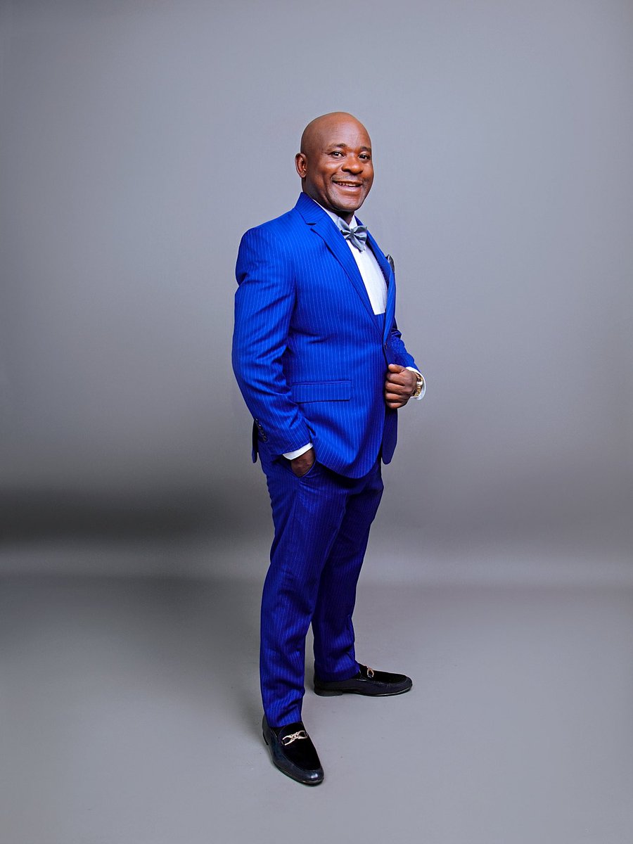 On Tuesdays we suit up 😎

Suit by @lugo_collection