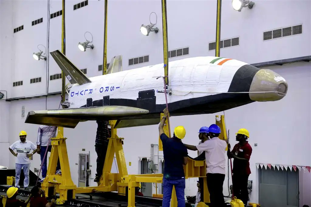 TheSpacePirateX's tweet photo. @ISRO's upcoming cargo-ferrying spacecraft will be named "Pushpak," replacing its previous designation as the Re-usable Launch Vehicle-Technology Demonstrator (RLV-TD).
Notably, the finalized version will be 1.6 times larger.
#ISRO #PUSHPAK #RLVTD #IndianSpaceShuttle https://t.co/D5XS1i8wWW