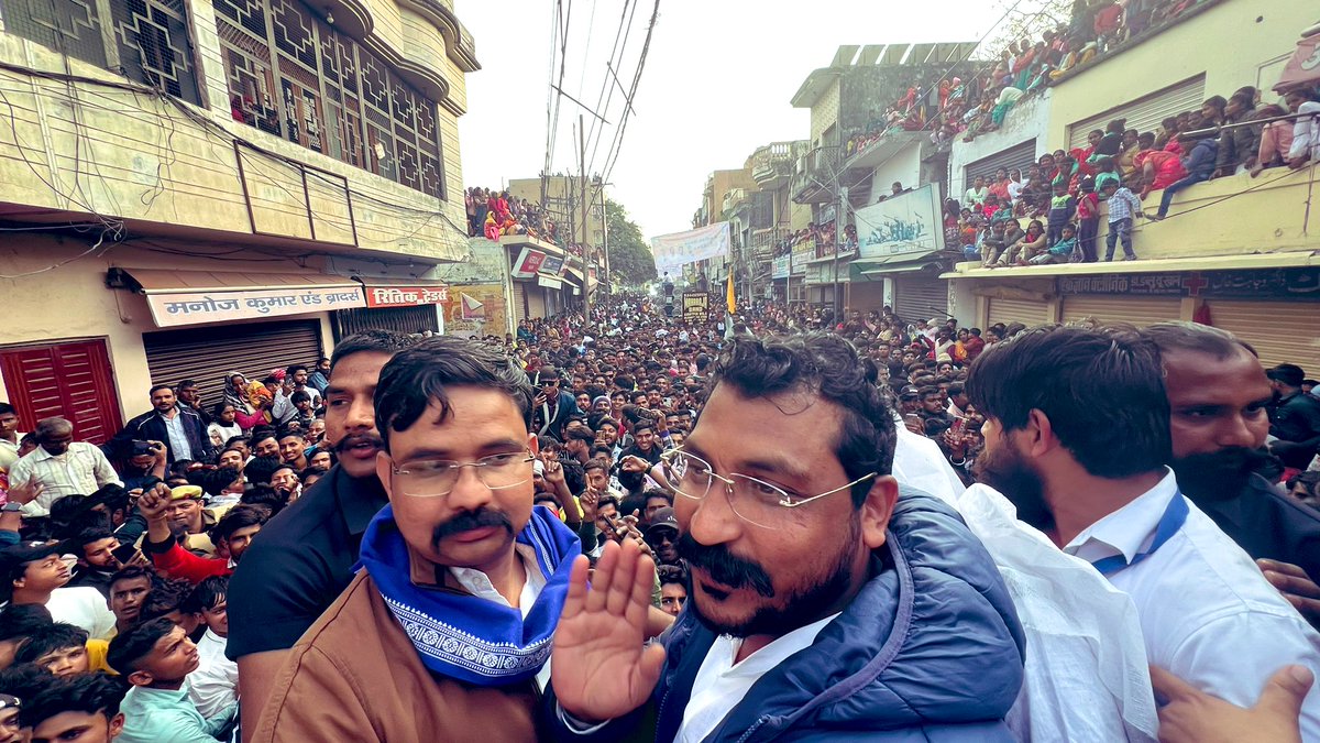 divyakumaari's tweet image. एक आजाद ये है जिसने अंग्रेजो से लोहा लिया भारत की आजादी के लिए लड़ा

वही आजकल दूसरा आजाद ये जो दलित और पिछड़े लोगों की आवाज़ बना हुआ है उनकी आवाज संसद मे पहुंचाएगा उनके हक और सच्ची आजादी के लिए लड़ेगा

#ChandraShekarAzad
#chandrasekharAzad
#BheemArmy