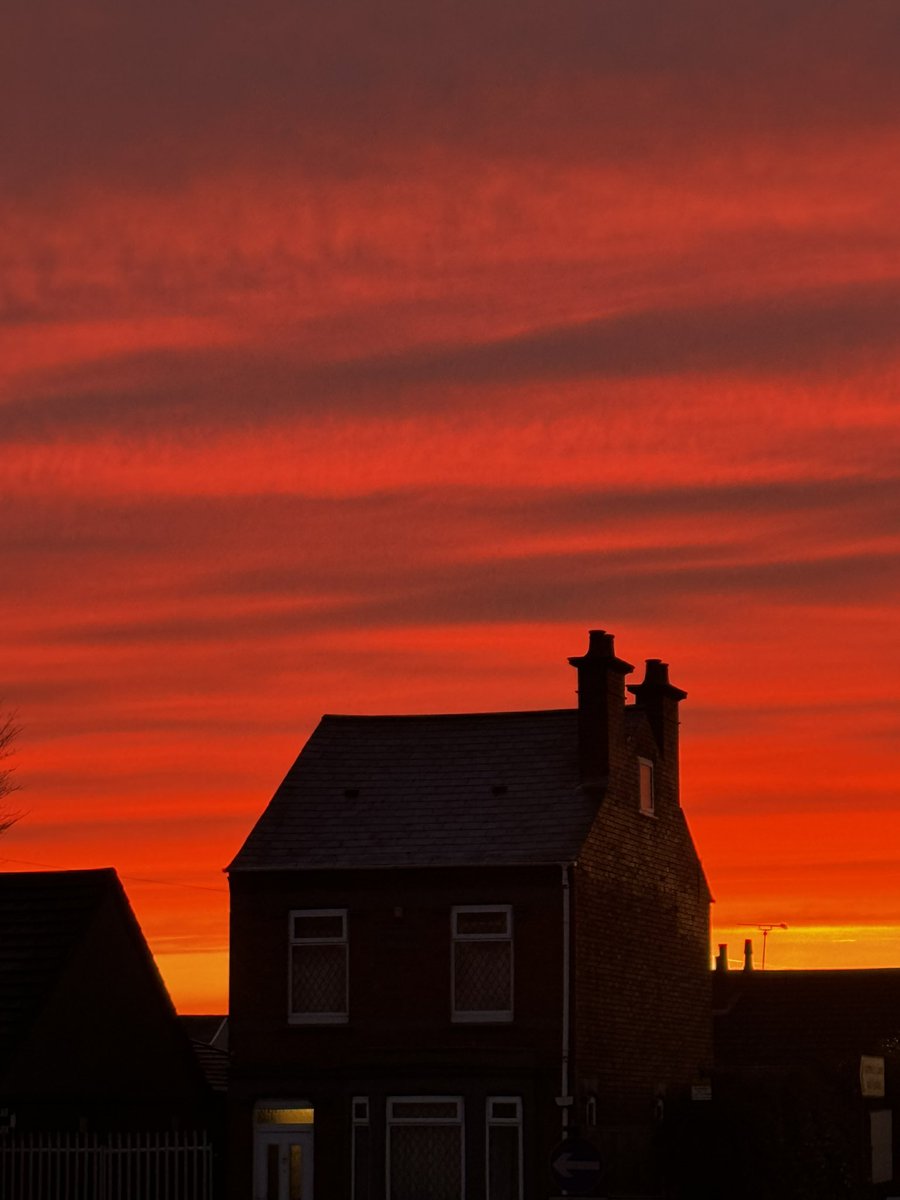 yasmine_oozeear's tweet image. The sky this morning 🌅 

You can call it #Magical 

#FierySky