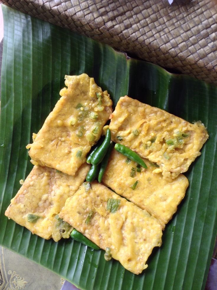 eatsimple_x's tweet image. Resep Simpel Tempe Crispy 🫓🫔

Bahan-bahan:

- 1 bungkus tempe (sekitar 250 gram), potong tipis-tipis

- Tepung serbaguna secukupnya

- 1/2 sdt garam atau penyedap rasa

- 1/2 sdt merica bubuk

- Daun bawang secukupnya

- 1/2 sdt bawang putih bubuk (opsional)

- Minyak untuk…