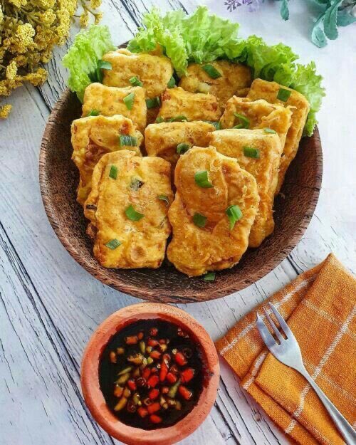eatsimple_x's tweet image. Resep Simpel Tempe Crispy 🫓🫔

Bahan-bahan:

- 1 bungkus tempe (sekitar 250 gram), potong tipis-tipis

- Tepung serbaguna secukupnya

- 1/2 sdt garam atau penyedap rasa

- 1/2 sdt merica bubuk

- Daun bawang secukupnya

- 1/2 sdt bawang putih bubuk (opsional)

- Minyak untuk…