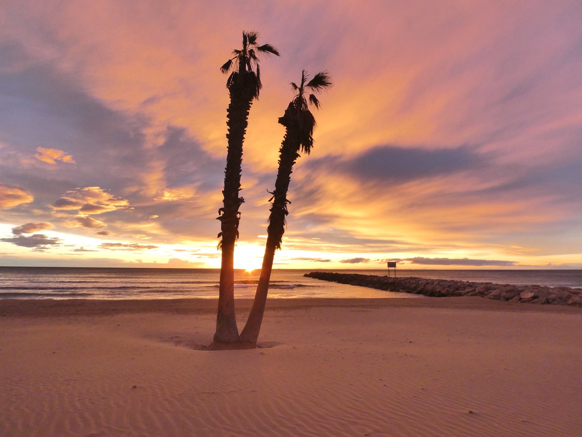 El regalo de hoy 🧡 #candilazo 
  Buenos días 🌤️ #amanecer
  📍Alboraya #PortSaplaya
     #VALENCIA #tiempoCV
        #mediterráneoenvivo