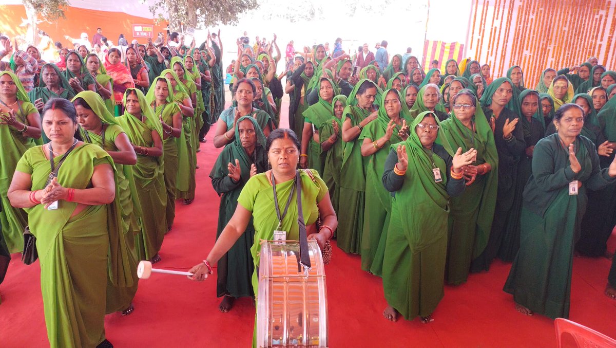 अयोध्या में ग्रीन आर्मी की संख्या बढ़ती जा रही है,,, अलग-अलग गांव से महिलाओं की सूची आ रही है,,,, फिलहाल संसाधन कम होने की वजह से हम और महिलाओं को शामिल नहीं कर सकते ।। #GreenArmy #AyodhyaRamMandir #WomensRights #women @narendramodi