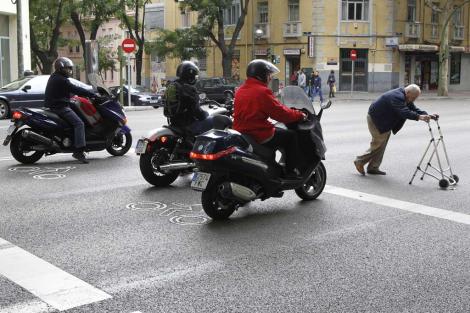 ¿Cruza muy despacio y por donde no debe?
 Frena un poco, respira hondo y piensa que con suerte #TambienLlegarásaMayor #Respect 👴🏽👵🏽