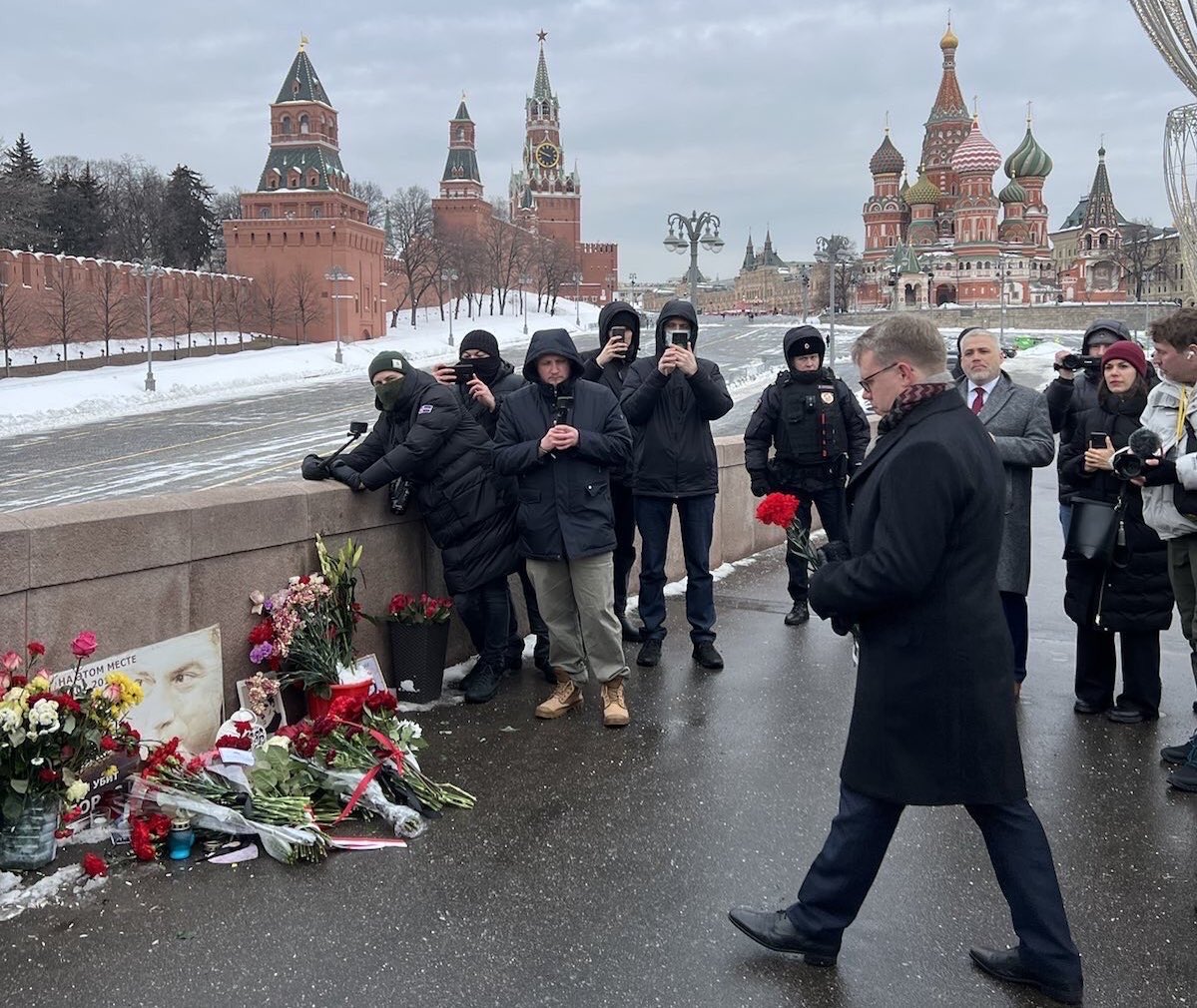 Сегодня девятая годовщина смерти Бориса Немцова, убитого 27.2.2015. Посол Финляндии в Российской Федерации Антти Хелантеря почтил память Немцова, возложив цветы на месте его убийства, вместе с другими послами стран ЕС и НАТО.