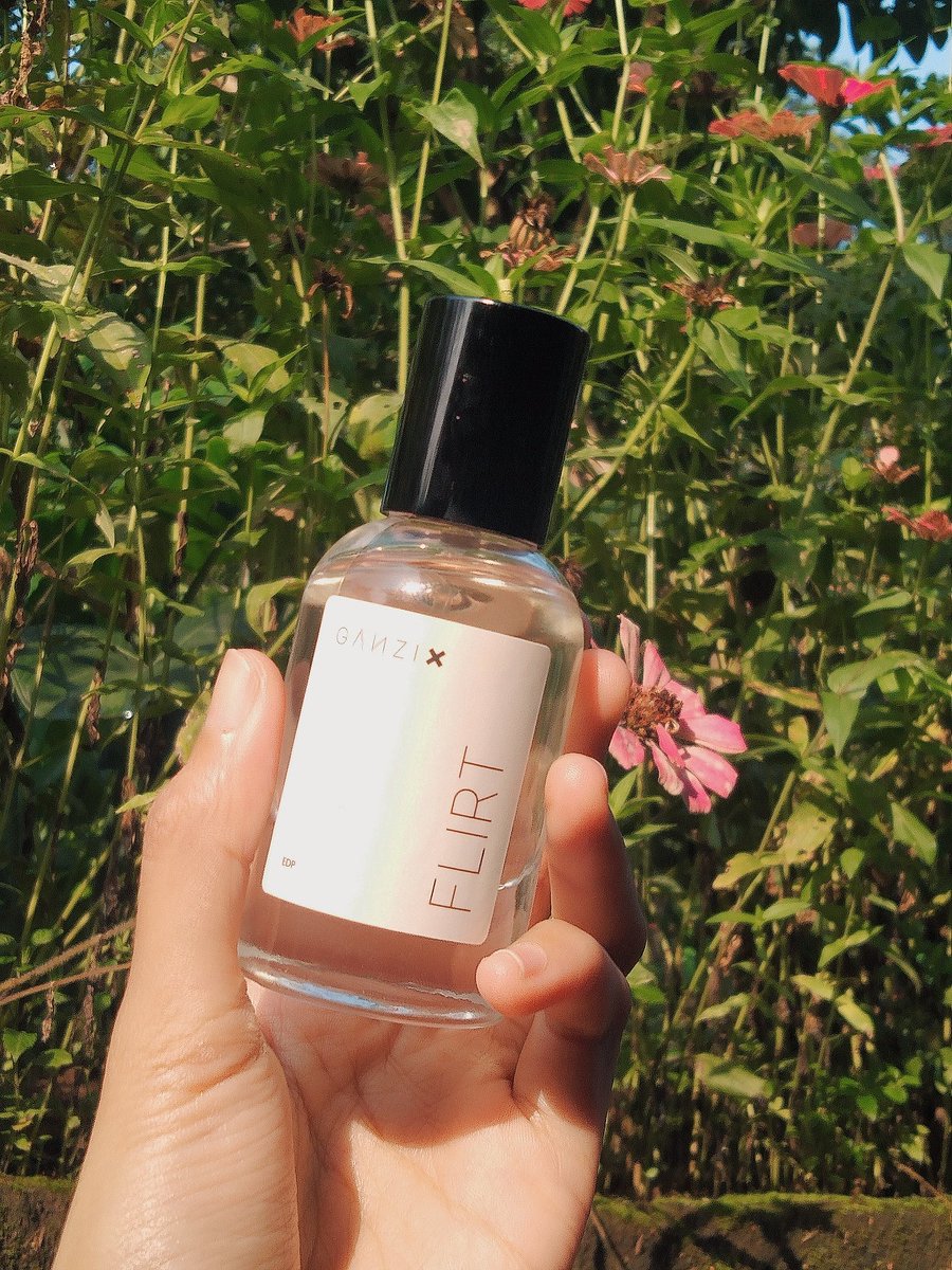 s0ftgurll's tweet photo. Yaps ini dia parfum ganzi x filrt dia ini splnya nyebar di situasi yang gerah 🌞✨

Kalau pake parfum ini jangan semptor ke baju wanginya ga akan nyebar dan splnya jadi rendah 

Kalau mau parfum kalian nyebar kalian harus semprot di titik parfum supaya nyebar maksimal https://t.co/ZH2JoAikW5