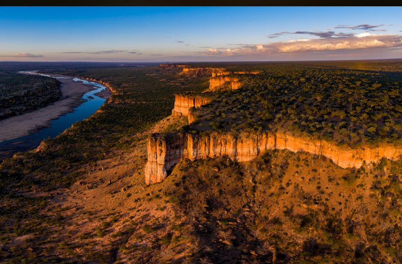 RDunira's tweet photo. I am thinking of an escape to Gonarezhou National Park, Chilojo Cliffs🇿🇼🇿🇼
•
Stunning 💯. I can’t wait to go back this year
•
#travelblogger #TravelTuesday #Zimbabwe #safari #chilojocliffs #Travel https://t.co/uXCAKfyRRJ