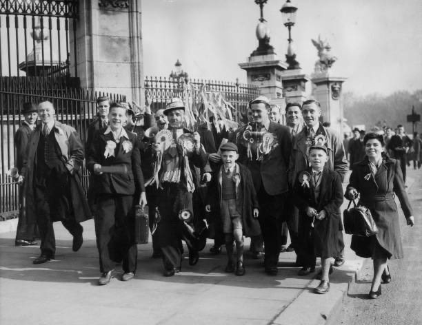 Manchester United fans in London in front of Buckingham Palace the morning of the 1948 FA Cup Final. 🔴⚪️⚫️ #ManUtd