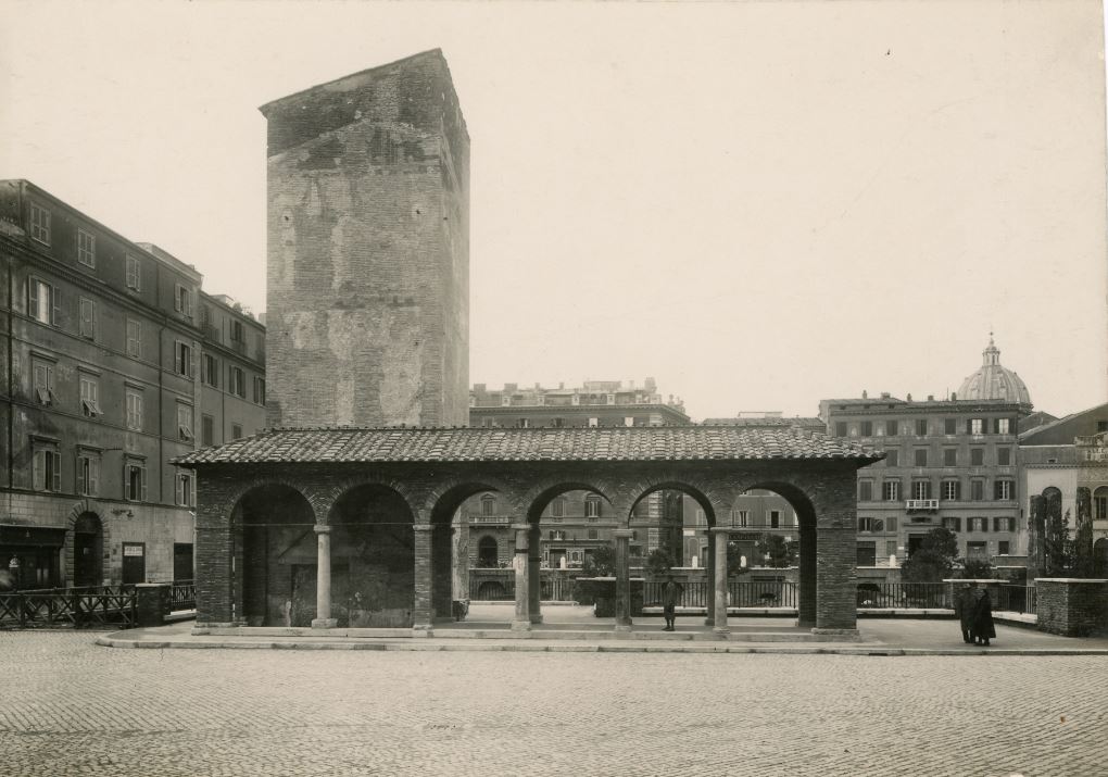 La torre del Papito in largo Argentina deve il suo nome verosimilmente alla famiglia dei Papareschi, cui è attribuita la costruzione. L'interno del portichetto, novecentesco, ospita parte del nuovo percorso espositivo dell’Area Sacra. Per info sulla visita bit.ly/3XeHAhe