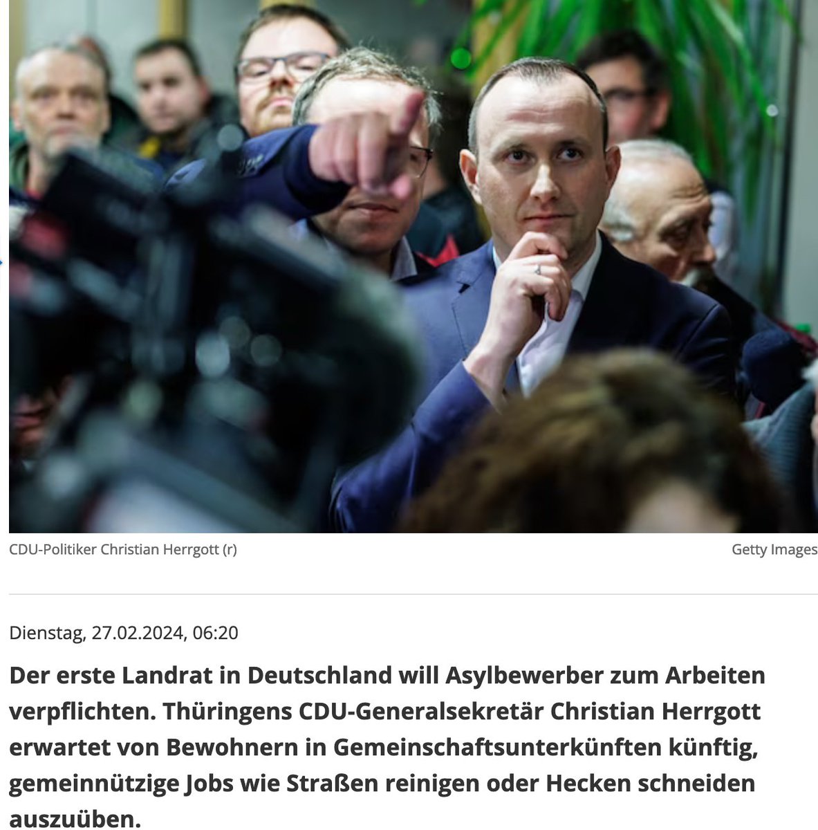 Flüchtlinge bekommen 80 Cent/Std. müssen 4 Std. am Tag arbeiten und haben so am Ende des Monats 64 € mehr auf der #Bezahlkarte, die zu März eingeführt wird. Asylsuchende haben zudem nicht das Recht auf "richtige" Arbeit, können also nicht raus da. Alles völlig dystopisch. #CDU