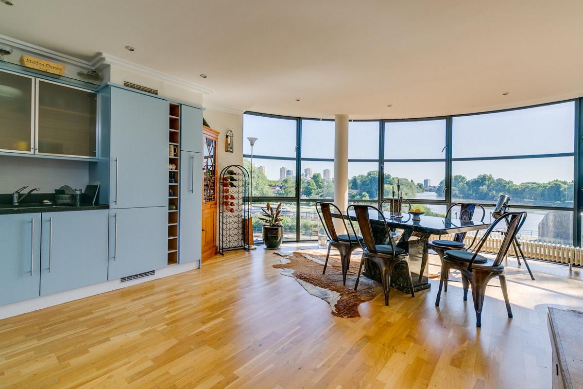 POV: You wake up in this #shortlet apartment with panoramic river views 🌊😍 🛏️ 2 bedrooms 💷 £4,000 per month 📍 Brentford, TW8 🔗 l8r.it/0W0i #Chestertons #RiverViews #RiverThames #Balcony #Brentford
