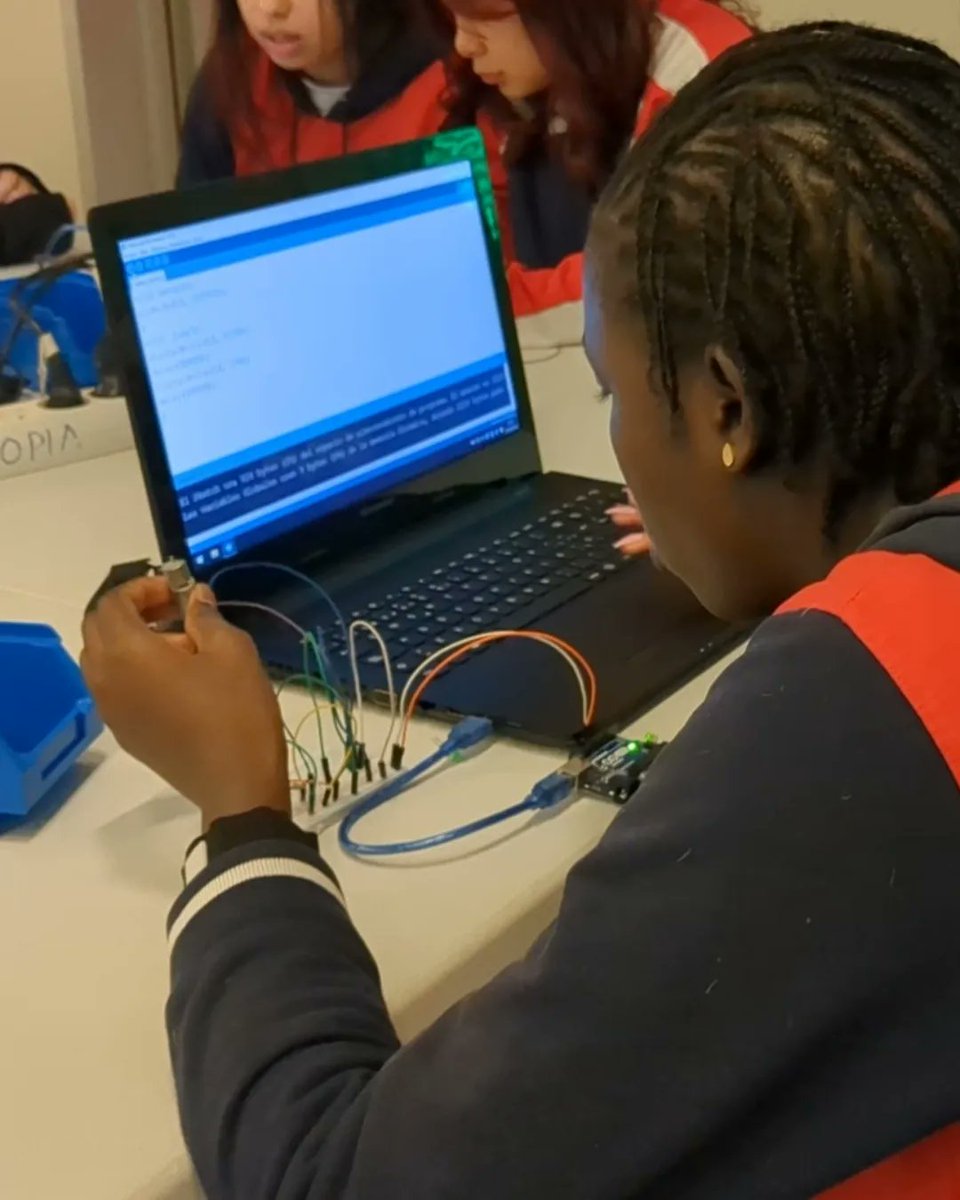 En la actividad "De protoboard a Arduino" de #Aulia el alumnado se inicia en la programación con Arduino montando y programando un pequeño circuito eléctrico.

#Aulia es un proyecto que cuenta con la colaboración de <a href="/FECYT_Ciencia/">FECYT</a>
y <a href="/CienciaGob/">Ministerio de Ciencia, Innovación y Universidades</a>