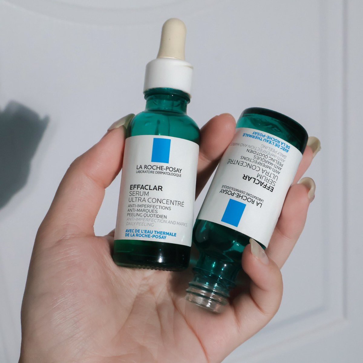 aoomsinptd's tweet photo. เซฟโซนสกินแคร์ที่เวลารู้สึกอยาก skin cycling 🤹🏻‍♀️✨ จะใช้ตัวนี้ประจำ ช่วงที่สิวขึ้น หรือทิ้งรอยไว้เยอะๆ Effaclar Serum ทำหน้าที่ดีกับผิวเราอะ 

📚📝
- สิวอุดตันน้อยลง ถ้าใครมีสิวใต้ผิวมันจะดันผุดมาให้ เป็นการเคลียร์สิวนะ ส่วนรอยสิวก็จางลงดี
- ชอบที่เขาใส่ตัว vitamin b3 ช่วยลดการระคายเคือง + ปลอบผิวไปในตัวพร้อมกัน
- แนะนำให้ใช้ 1-2 ต่ออาทิตย์พอ สำหรับเราถ้าใช้ทุกวันเสี่ยงการระคายเคือง หรือผิวขาดน้ำได้ เพราะเขาผลัดเซลล์ผิวน้า 
- เนื้อซึมดี ไม่ทิ้งความเหนอะ ใช้ต่อครั้งไม่ต้องเยอะก็เห็นผล
- เราอาจจะไม่ชอบกลิ่น แต่ยอมรับเรื่องผลลัพธ์มันดีขึ้นกว่าตอนไม่ใช้ 

#LaRochePosayTH #Effaclar #เอฟฟาคลาร์ #ปฏิบัติการสลายสิว #เอฟฟาคลาร์เซรั่ม