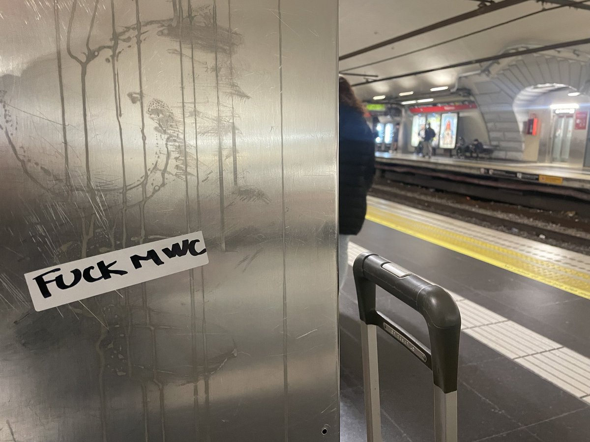 disruptivedean's tweet photo. First thing I saw on the BCN metro… https://t.co/4O0UnI7TTf