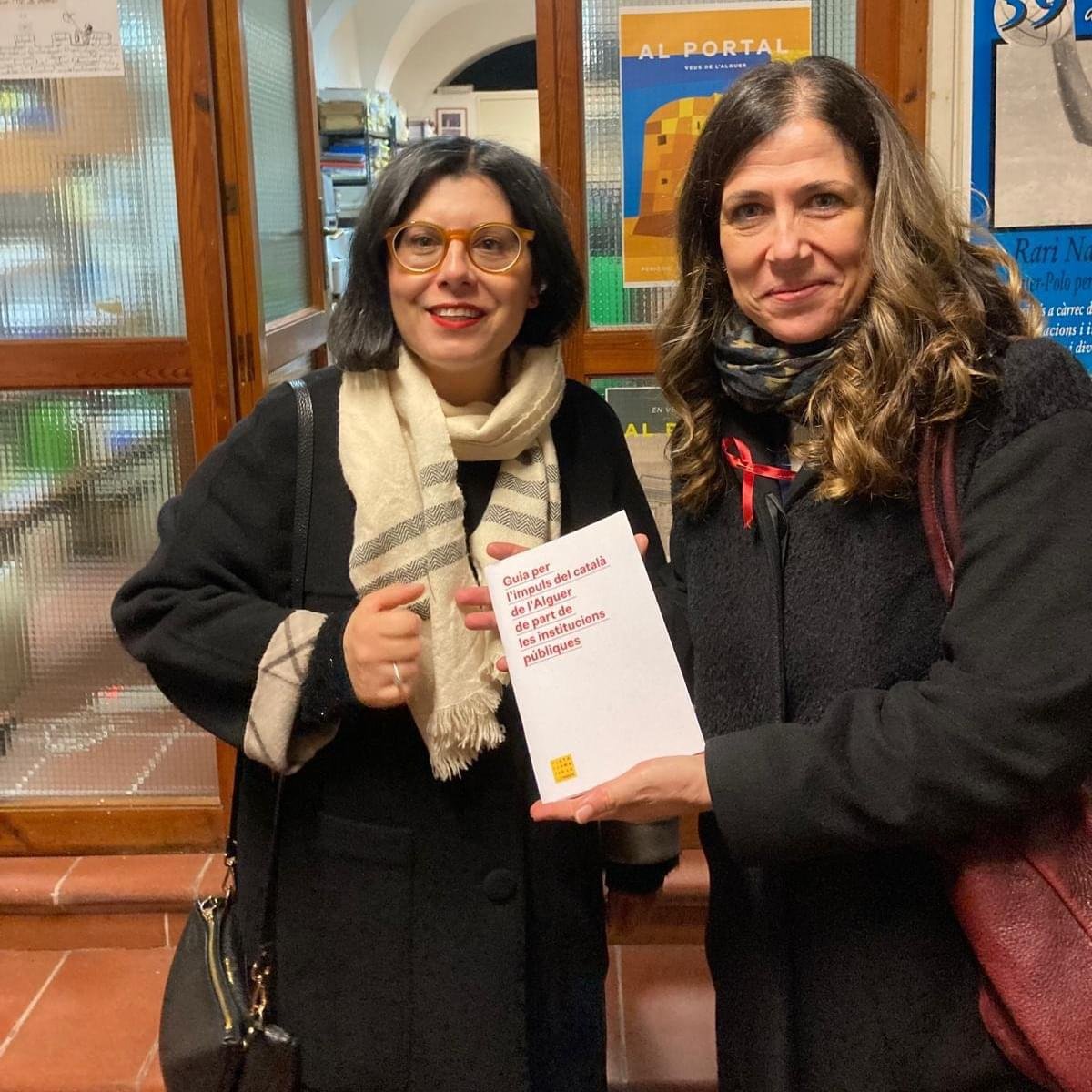 llenguacat's tweet photo. La coalició encapçalada per @ATodde ha guanyat les eleccions al parlament de Sardenya.
La delegació de l'Alguer es va reunir amb Todde i va entregar-li la "Guia per l'impuls del català de l'Alguer de part de les institucions públiques". Sort i encerts! #Sardegna2024 🗳 https://t.co/sJ1Mx8ogf9