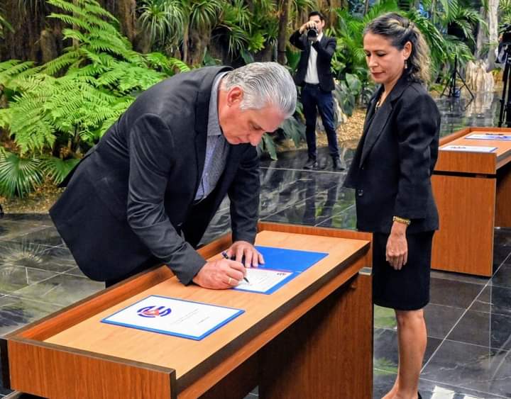 #YoSigoAMiPresidente. Miguel Díaz-Canel Bermúdez en la firma del código de ética de los cuadros de la Revolución Cubana.
