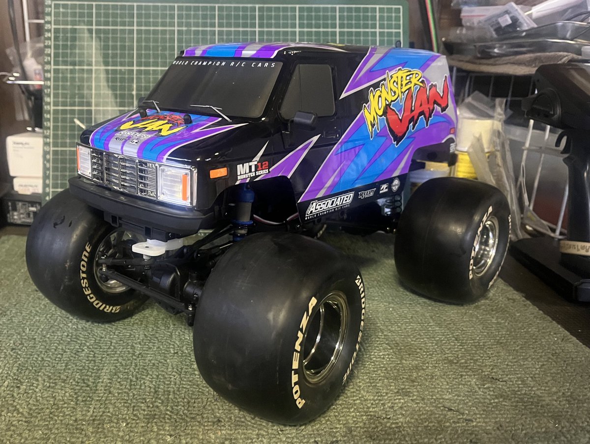 yoshida_0524's tweet photo. 結局メカ類全部載せ替えてしまった🤣🤣
#team_associated #monstervan #MT12 #アソチボ #すこやかチューン #gforce #GDS0812 #VFS_FR2 https://t.co/9gAA4hYxfw