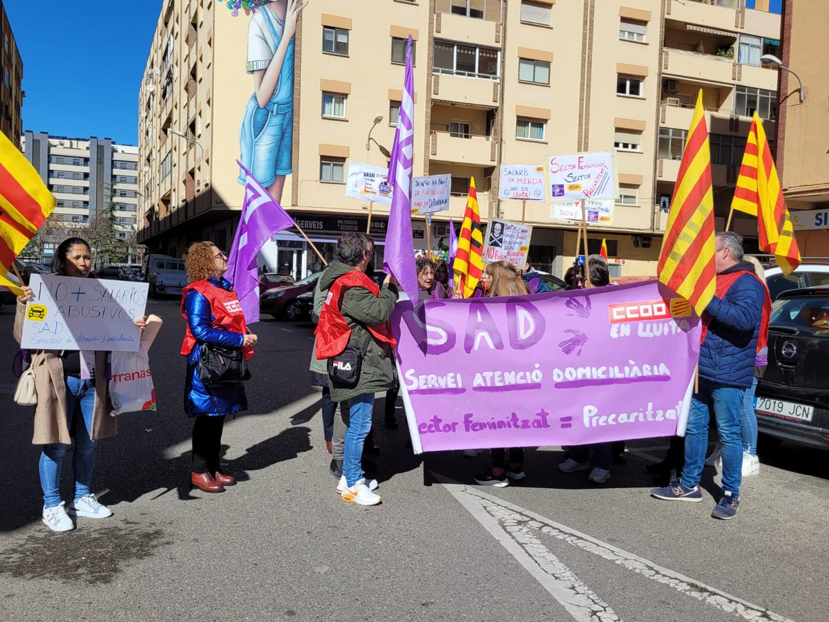 CCOOLleida's tweet photo. 📢📢📢 En aquests moments: les treballadores i treballadors del Servei d’Atenció Domiciliària (SAD), de Lleida i comarques fan una concentració , al davant de l’empresa Accent Social, que gestiona aquest servei, demanen millores laborals i salarials! https://t.co/SJAMxbkP5X