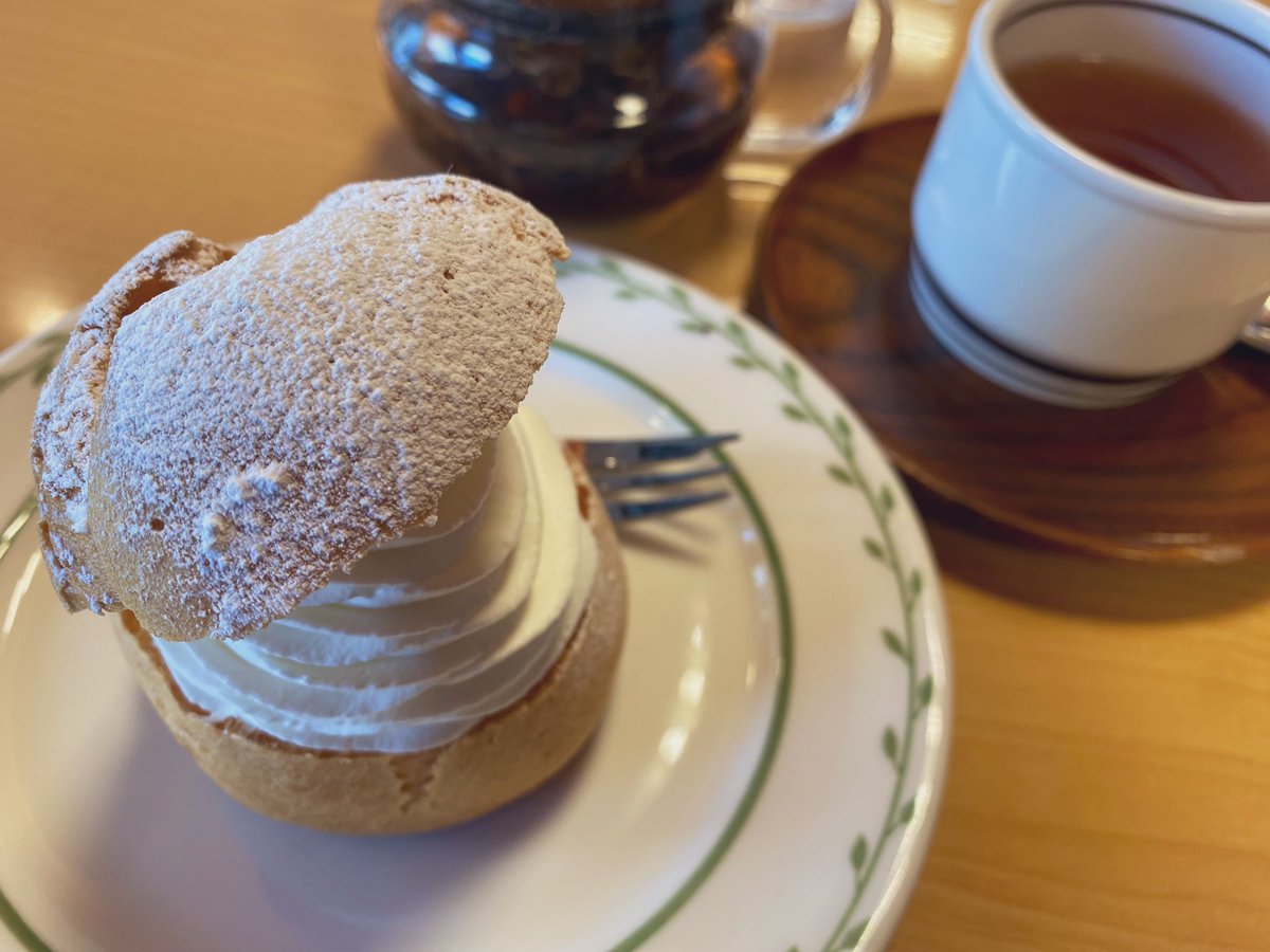 CoffeeShopRetro's tweet photo. 【#生シュークリーム】

#トリアノン に移動し
友人に話す事で
整理がついた。

カフェや喫茶店の
存在と流れる時間は大切。

デコラティブな
クリームが印象的な
#生シュー&amp; #紅茶。

凄まじい強風。
あらゆる物が道に倒れたり
落ちてたり。
帰宅後、暫く寒かった。

#ケーキ
#teatime #profiterole https://t.co/fgxySTMY71