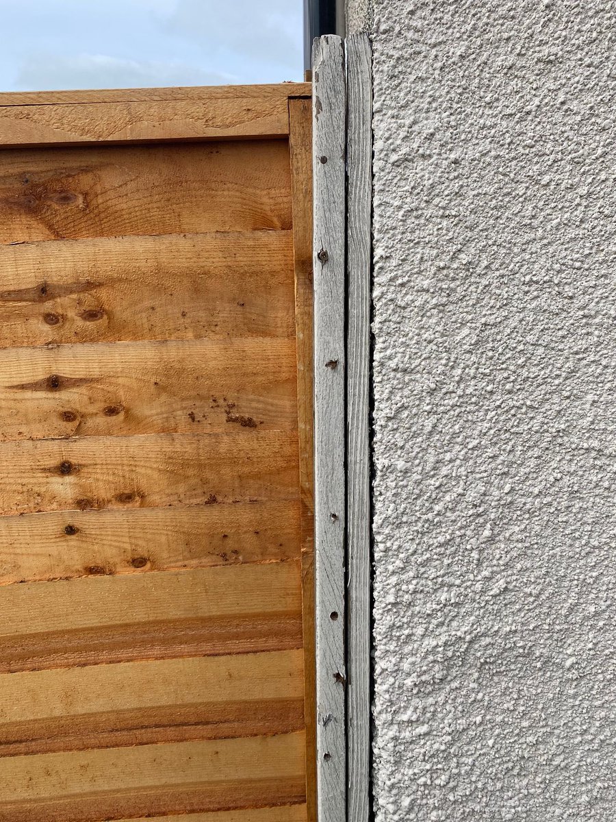 Lesley_kr's tweet photo. You had one job you imbeciles #fencegate 🤬 https://t.co/JSnQ47b5YT