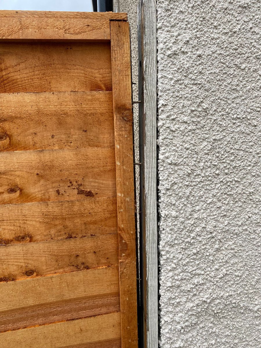 Lesley_kr's tweet photo. You had one job you imbeciles #fencegate 🤬 https://t.co/JSnQ47b5YT