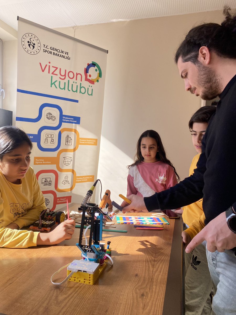 GSB_YenisehirGM's tweet image. Minik eller kodluyor 😇
Yeni nesil eğitim #RobotikKodlama 👾🤖
Eğitimlerimiz devam ediyor.😉