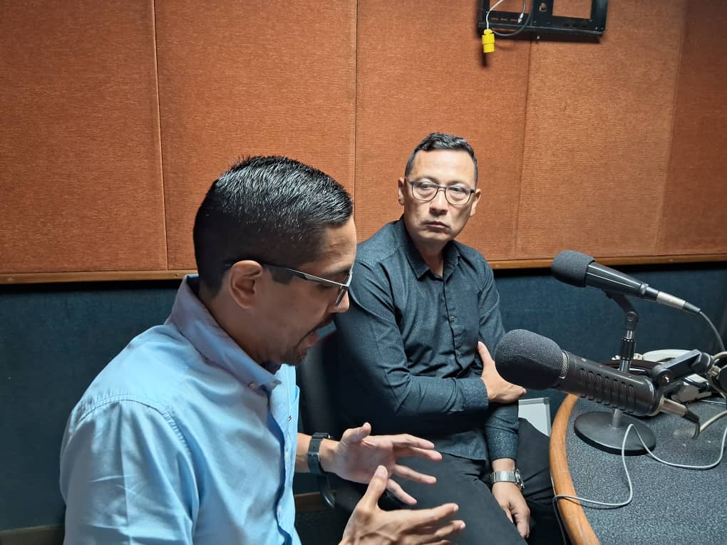 Ayer estuvo el Lic. Jose Fernando Camino( Presidente) y Ing. Orlando Suarez ( Asesor)  invitados en la entrevista de Union Radio para explicar la propuesta de la Cámara de Comercio de Lechería para la disminución de las alícuotas que le fue entregada a cámara municipal  Lechería.