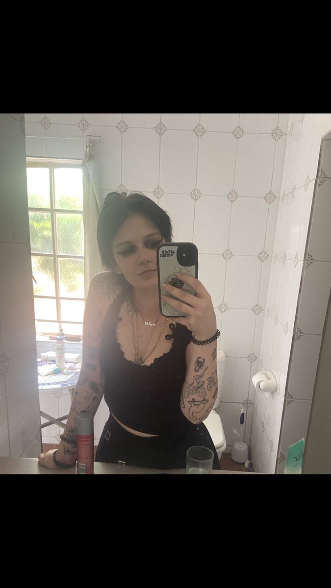 My love language is gifts and acts of services 🤑. I love to be pampered and treated like a queen that I am 👸🥱……….if you enjoy giving your money to someone that’ll dominate and humiliate you, I am she 😈💸

#findom #sissyb #paypig #paypiggies #paypiggieswanted #feet