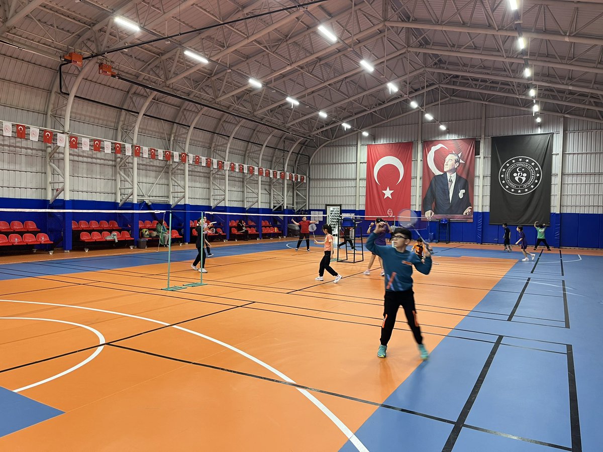 ferdi_sfk's tweet photo. Talas Gençlik ve Spor İlçe Müdürlüğü Çok Amaçlı Spor Salonunuzda devam eden Badminton antremanlarımızı ziyaret eden Sportif Değerlendirme ve Takip Birimimize teşekkürler ediyorum.@gokmen_cicek_ @omertekesmia @YDonmez1967 @KABAKCI46 https://t.co/hVDVHRWFkW