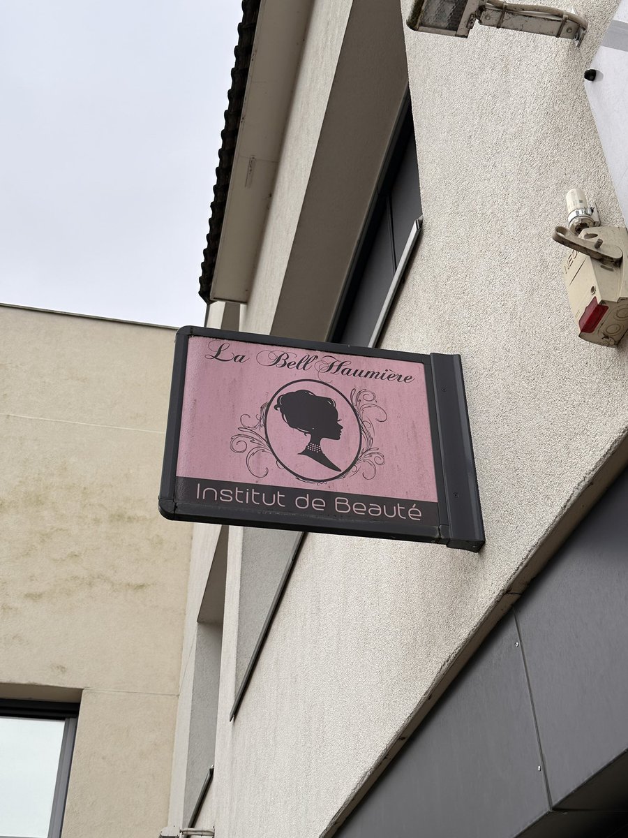 Ce matin on a un rendez-vous à la Mairie de Gonesse avec Monsieur <a href="/jpblazy/">Jean-Pierre BLAZY</a> et on est toujours très heureux de voir les réalisations de nos apprenants IRL.
Comme ici avec le logo de l’institut de beauté du centre ville de la <a href="/VilleDeGonesse/">Ville de Gonesse</a> 🤩