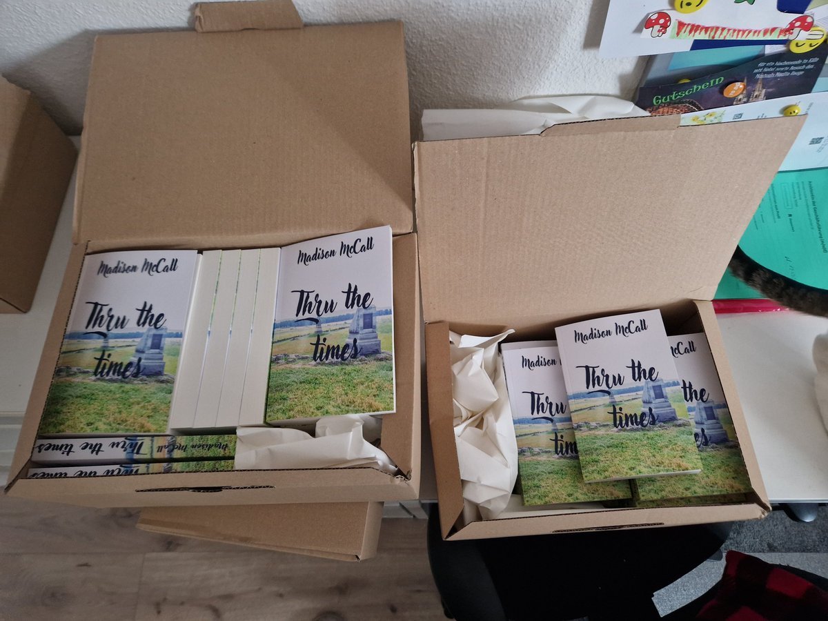 M4dison95's tweet photo. Vorbereitung für Norddeutschlands erste Buchmesse am 27. &amp; 28. April in Himmelpforten. Lesezeichen ✅️ Leseproben ✅️ Eigenexemplare ✅️ Messestand ✅️ Lesung 🤞 Fast alles fertig. 🙃 #NorddeutschlandsersteBuchmesse #Himmelpforten #Fairgehtvor #Buchmesse #ThruTheTimes https://t.co/fPYwDQpuAz