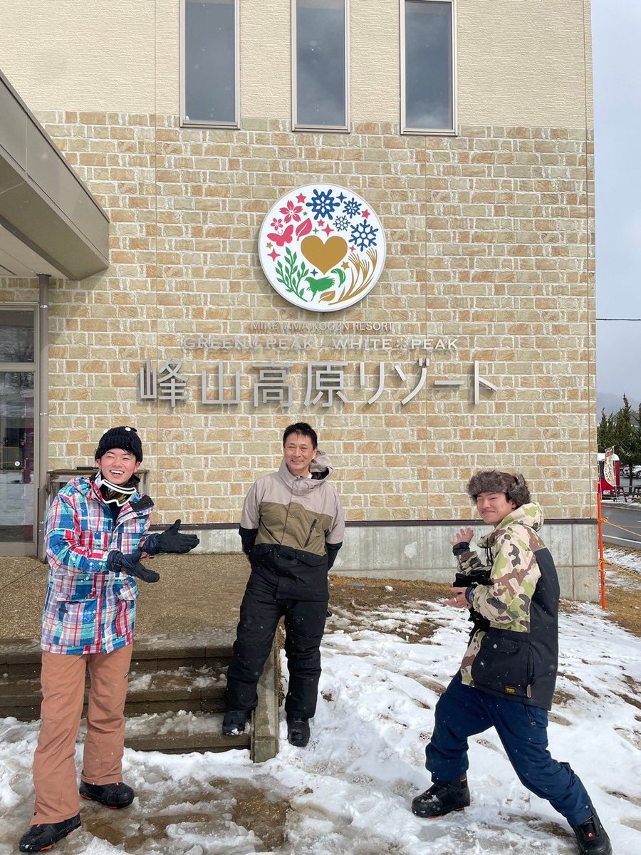 androidjocr's tweet photo. 以前 #ラジオ関西 【二山しょうの楽屋へようこそ】にご出演頂いた
 #株式会社マックアース の #一ノ本達己 様にご招待頂きパーソナリティの二山しょう、栄五は #峰山高原リゾート でスノーボードを堪能しました‼️
3月上旬頃まで楽しめます‼️
詳しくはホームページをチェック👇
https://t.co/wkiLmeKNMg https://t.co/gHJTyXGbrr