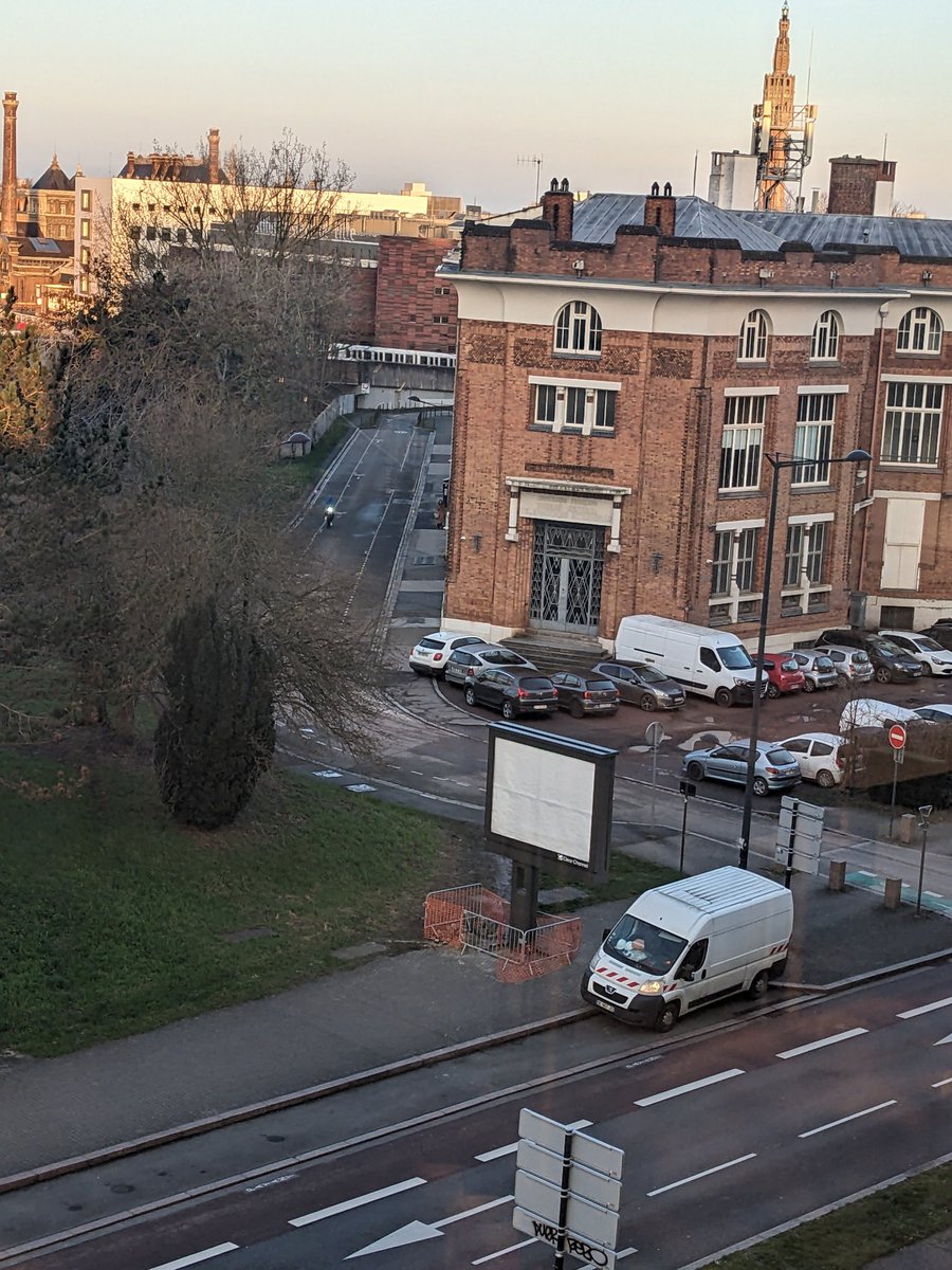 Baptiste_Mlcrt's tweet photo. Une nouvelle installation publicitaire qui engendre de la pollution visuelle... Cela était vraiment nécessaire @lillefrance @MetropoleLille ??

L'impression de revenir dans le passé. De plus, il y a exactement la même installation à peine 100m plus loin... https://t.co/nd0606YDFe