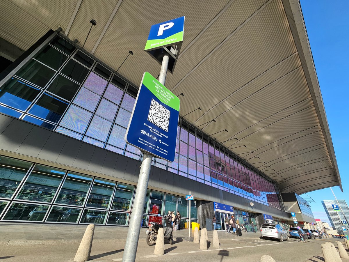 PKP_SA's tweet photo. 🅿️ Przy pomocy Paymove zapłacisz szybciej za parking #PKPMobility przy wybranych dworcach kolejowych ❗🚗 To nowoczesne i intuicyjne rozwiązanie nie wymaga posiadania aplikacji na 📱 smartfonie, jest szybkie i wygodne. 🚄 #GrupaPKP Więcej informacji 👉 https://t.co/jtpL3Rg7EC https://t.co/094HDOoymQ