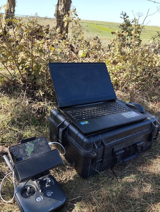 El sistema de mapeo con drones con cámaras integradas nos permite obtener imágenes aéreas de alta calidad de cualquier ubicación, generando un gran conjunto de datos para realizar análisis en profundidad, crear mapas detallados, evaluar riesgos y mucho más.