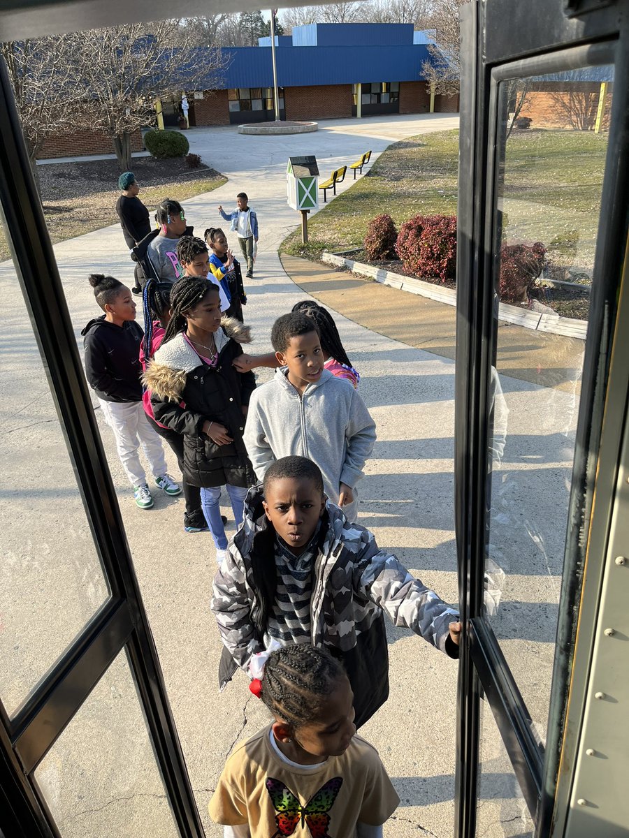 Students at @LinwoodHoltonES and @overby_sheppard getting a book on a beautiful sunny day! ❤️@RPS_Schools @JasonKamras @CJBellTeach @VAASL