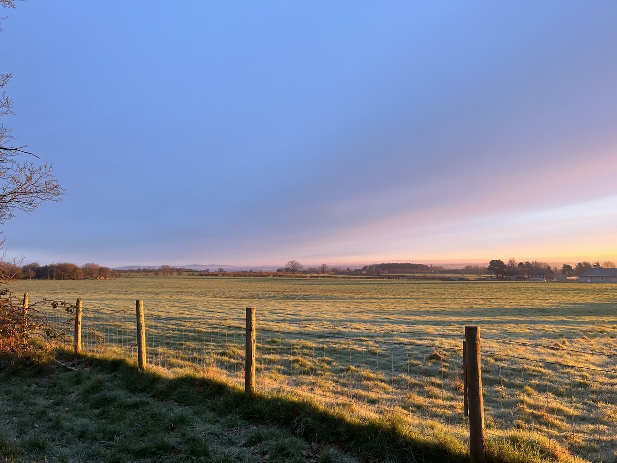 smitchy77's tweet photo. Best way to start the day #Shropshire #sunrise #shropshiresunrise https://t.co/dMpCuTiflL