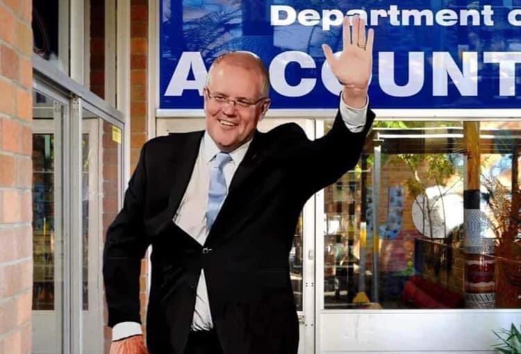 @AlanBixter Scott Morrison waves goodbye as he leaves Parliament for the last time...

#auspol #ScottyTheFukWit #ScottyFromMarketing #LNPCorruptionParty